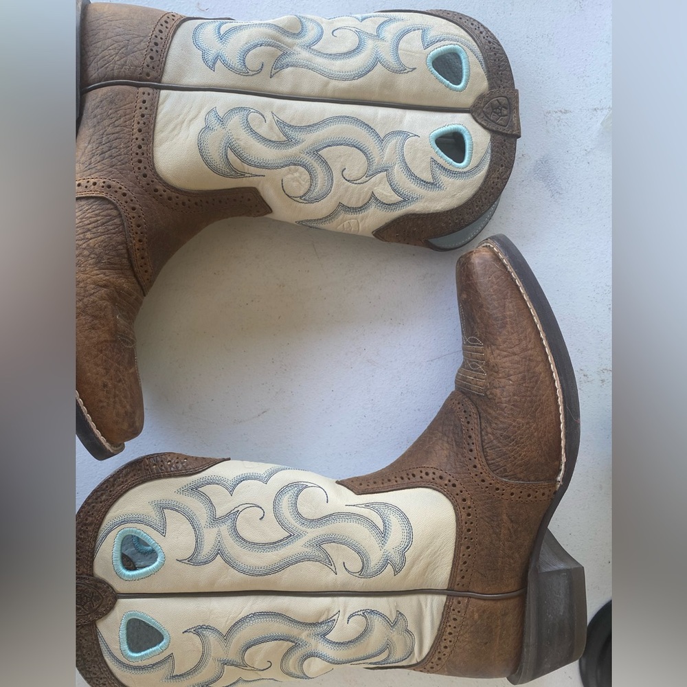 Ladies size 7.5 Ariat Boots